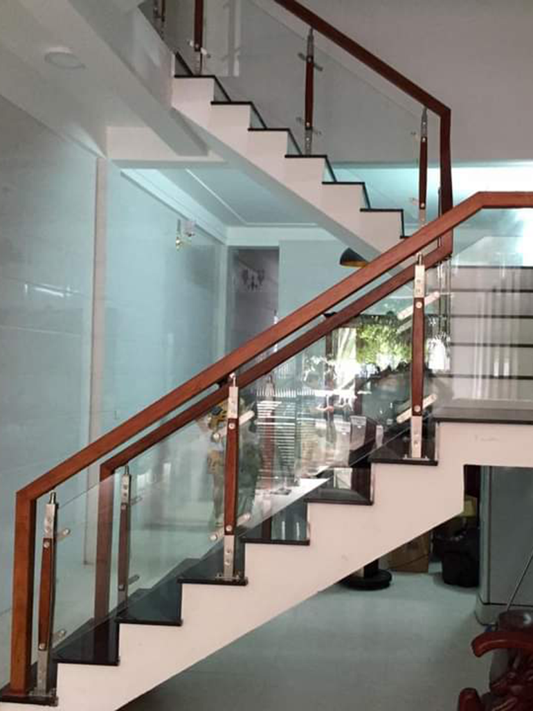 Mẫu cầu thang kính 001
