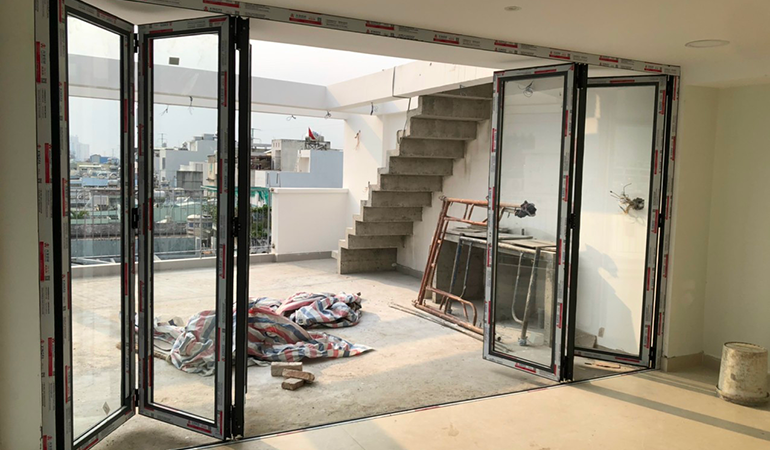Vách Ngăn Nhôm Kính 04 Cánh – Giải Pháp Tối Ưu Cho Không Gian Hiện Đại